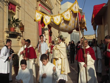 A6 The Holy Eucharist carried under the canopy