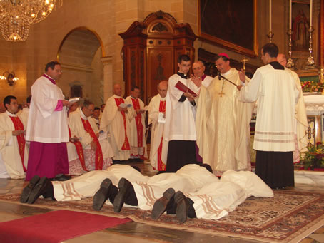 D5 Bishop prays over the candidates