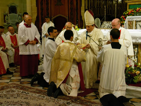 E6 Bishop hands Gospel to Deacon Curmi