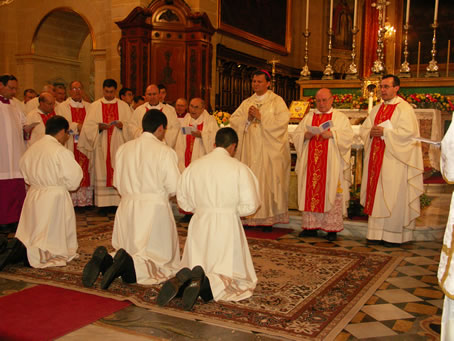 D6 Kneeling in front of the Bishop