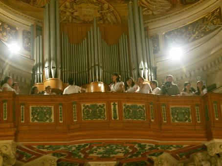 G6 Xaghra Choir Voci Angeliche in organ loft