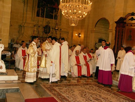 E3 Fr Michael Curmi assists his brother Deacon Joseph putting on the dalmatic