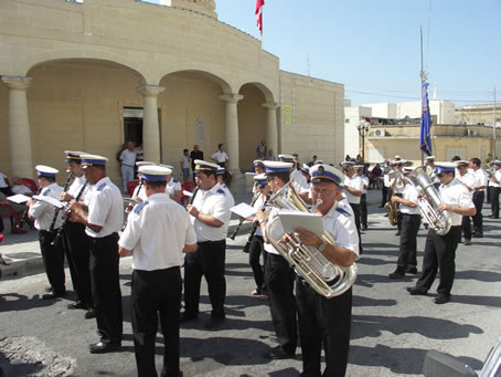 D5 Playing the Band Anthem in front of Club