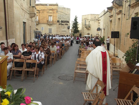 J3 Rector of Nazzarenu Church thanking the gathering