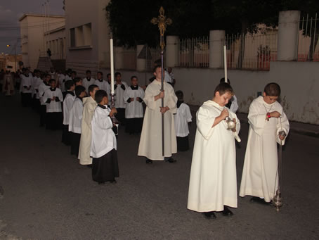 K8  Procession in Triq it-Tigrija with School in background