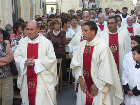 B9 Mass celebrants arriving at the altar