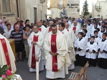 C1 Mass celebrants arriving at the altar