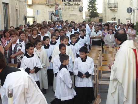 B7 Altar boys take their place