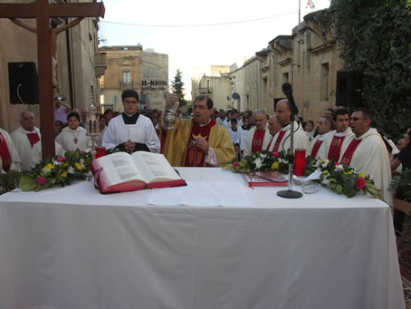 C5 Incensing the relic of Our Lady