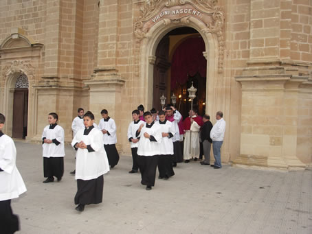 B3 Procession leaves the Basilica