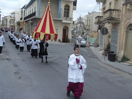 E5 Procession entering Victory Square