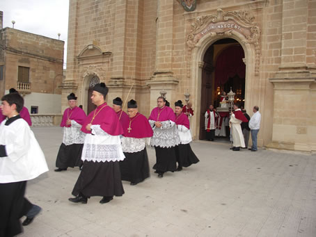 B4 Collegiate Chapter precede the reliquary statue