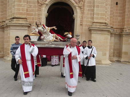 B6 Clergy carry the statue with relic