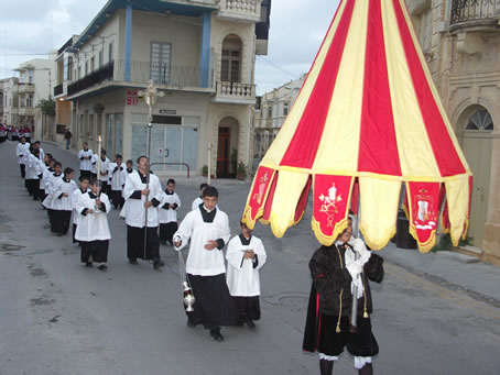 E6 Procession coming up Triq il-Knisja