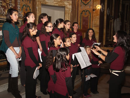 Q2 Choir Voci Angeliche singing Eucharistic Hymns