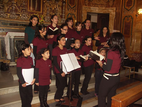 L6 Choir Voci Angeliche singing a Hymn