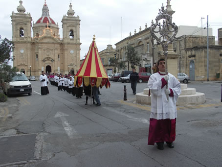 B7 Procession in Victory Square