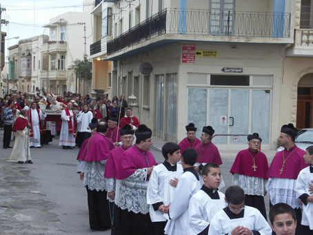 E9 Procession coming up Triq il-Knisja