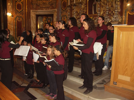 L7 Choir Voci Angeliche singing a Hymn