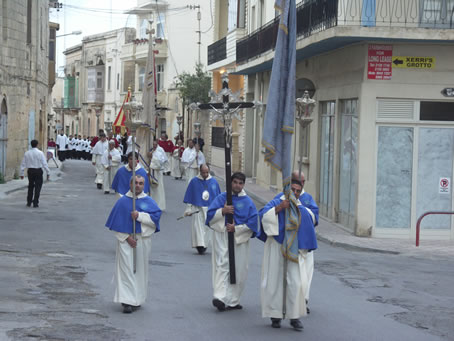 D9 Procession coming up Triq il-Knisja