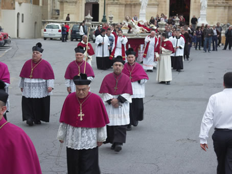 B9 Procession in Victory Square