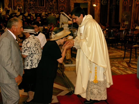 O4 Kissing the new priest's hands