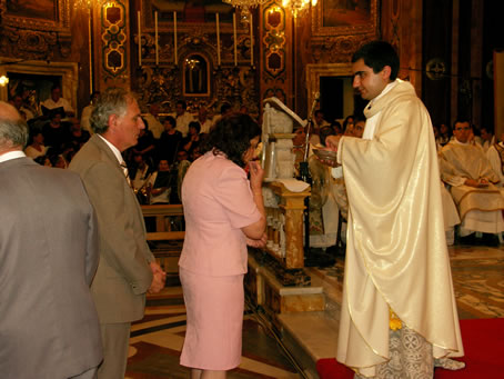 L2 Parents of Deacon Anthony G Caruana receive Holy Communion