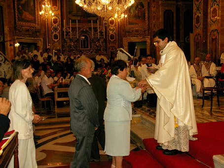 K8 Parents of Fr Anthony Bajada receive Holy Communion