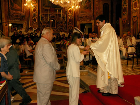 K9 Parents of Fr Richard Farrugia receive Holy Communion