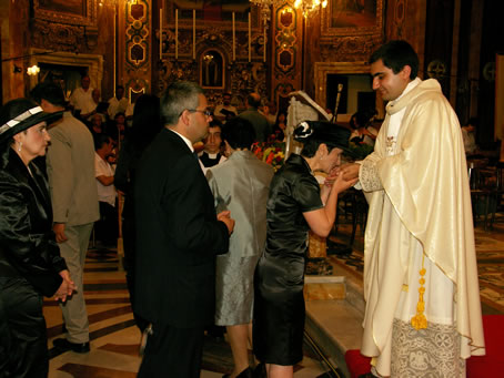 O3 Kissing the new priest's hands