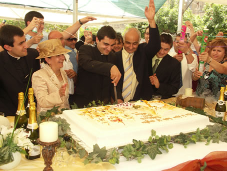 K6 Fr Joseph cuts the cake