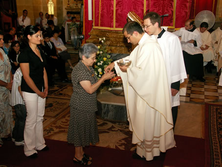 N2 Relatives of Fr Farrugia receive Holy Communion