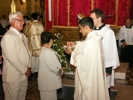 L6 Fr Bajada during Holy Communion