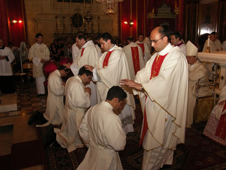 E4 in middle Fr Michael Curmi and his brother Fr Joseph