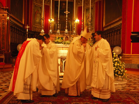 O4 Bishop kisses the anointed hands of Fr Curmi