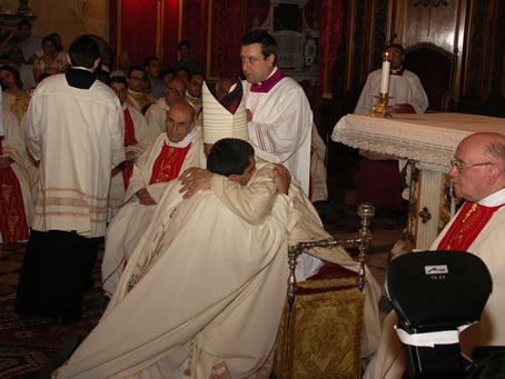 H3 Bishop embraces Fr Curmi