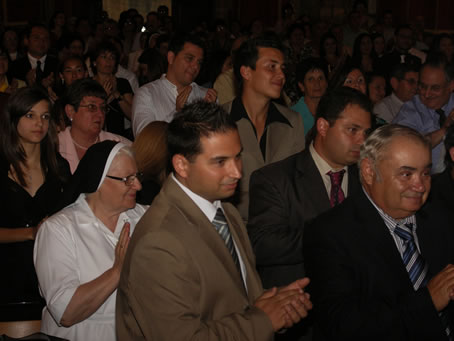 H6 The faithful applaud the new priests