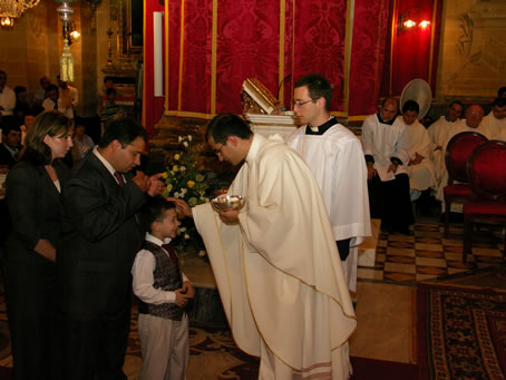 N1 Relatives of Fr Farrugia receive Holy Communion