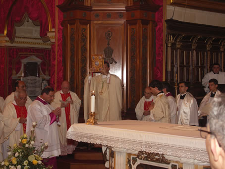 C1 Bishop blesses congregation with the Bible