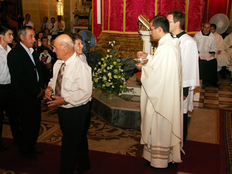 N3 Relatives of Fr Farrugia receive Holy Communion