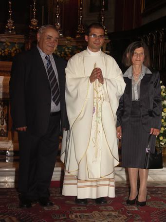 O8 Fr Richard N Farrugia with parents