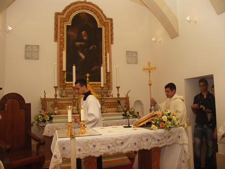 C9 Incensing the altar