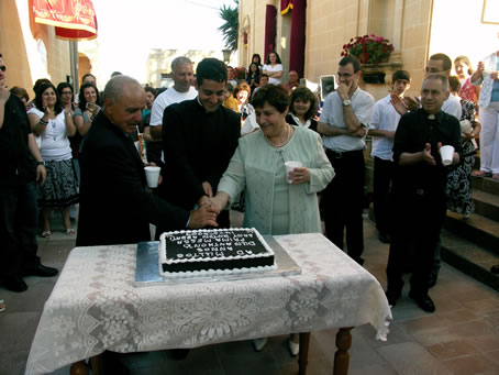 L8 Priest and Parents cut the cake