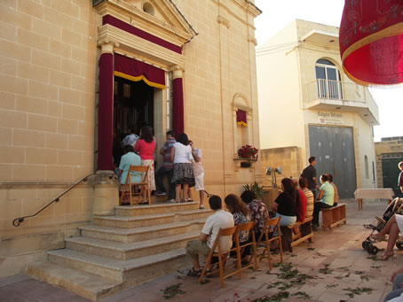 E2 Congregation outside the Church