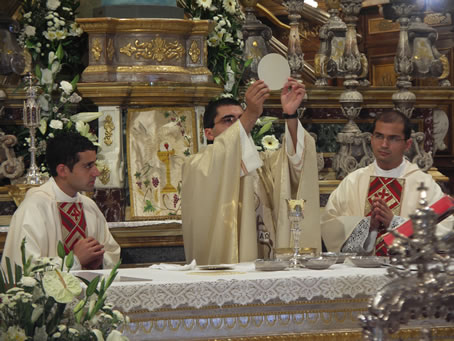 D1 Elevation of the Holy Eucharist