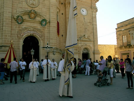 F6 Procession leaves the Basilica