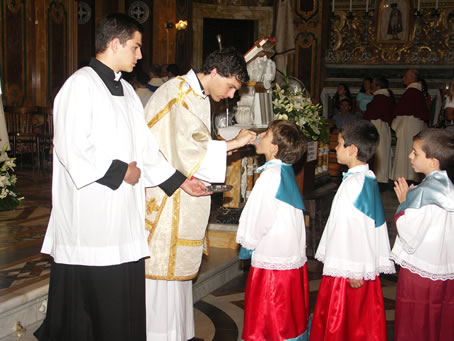 E5 Children receive Holy Communion