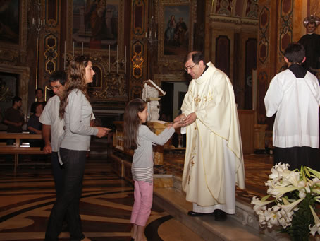 C5 Mother and daughter present the offerings