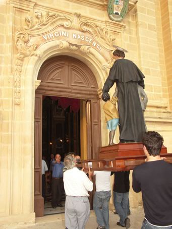 B3 Moving into the Basilica