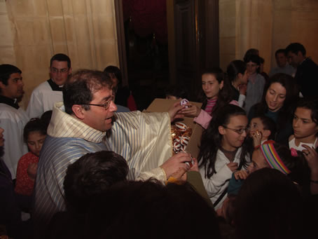 F6 Archpriest distributing Easter Eggs